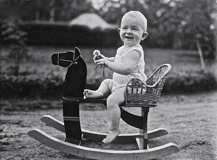 Beppie_Landzaad_Riding_Rocking_Horse_1923_tropenmuseum