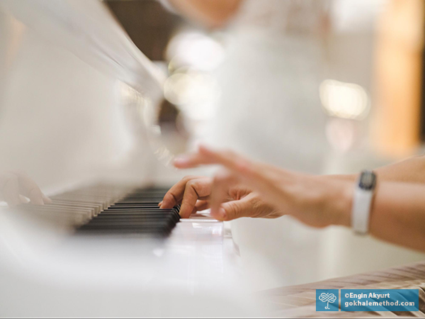 Blurry photo of a woman’s hands playing the piano