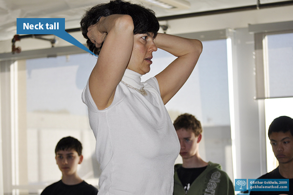 Esther Gokhale demonstrating neck lengthening to teenage class. 